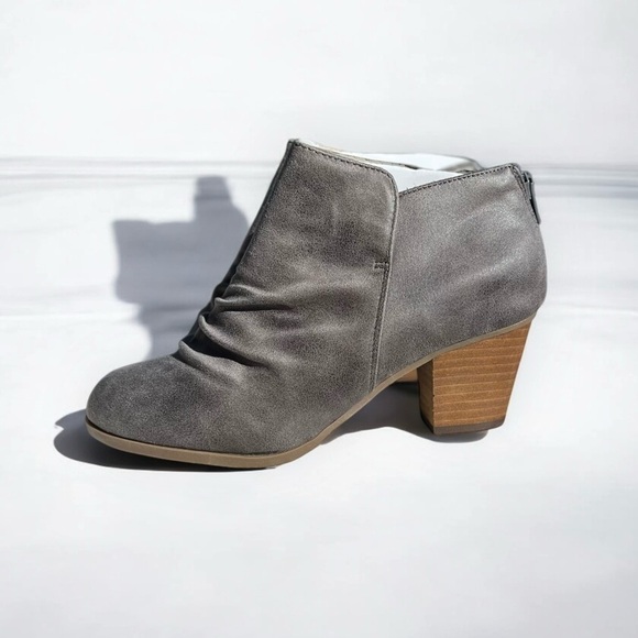 🌻NEW Report Gray "Clarice" Heeled Ankle Booties Size 6.5W (wide width) - Picture 1 of 9